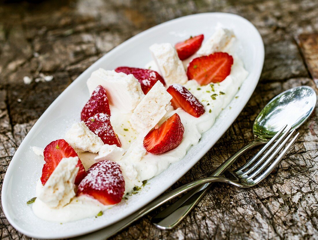 Sahnecreme mit Erdbeeren und Baiser