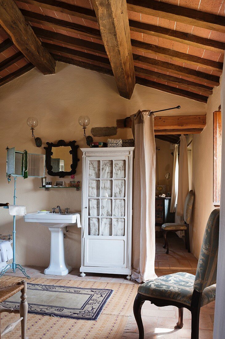 Vintage Badezimmer unter dem Dach eines mediteranen Ferienhauses