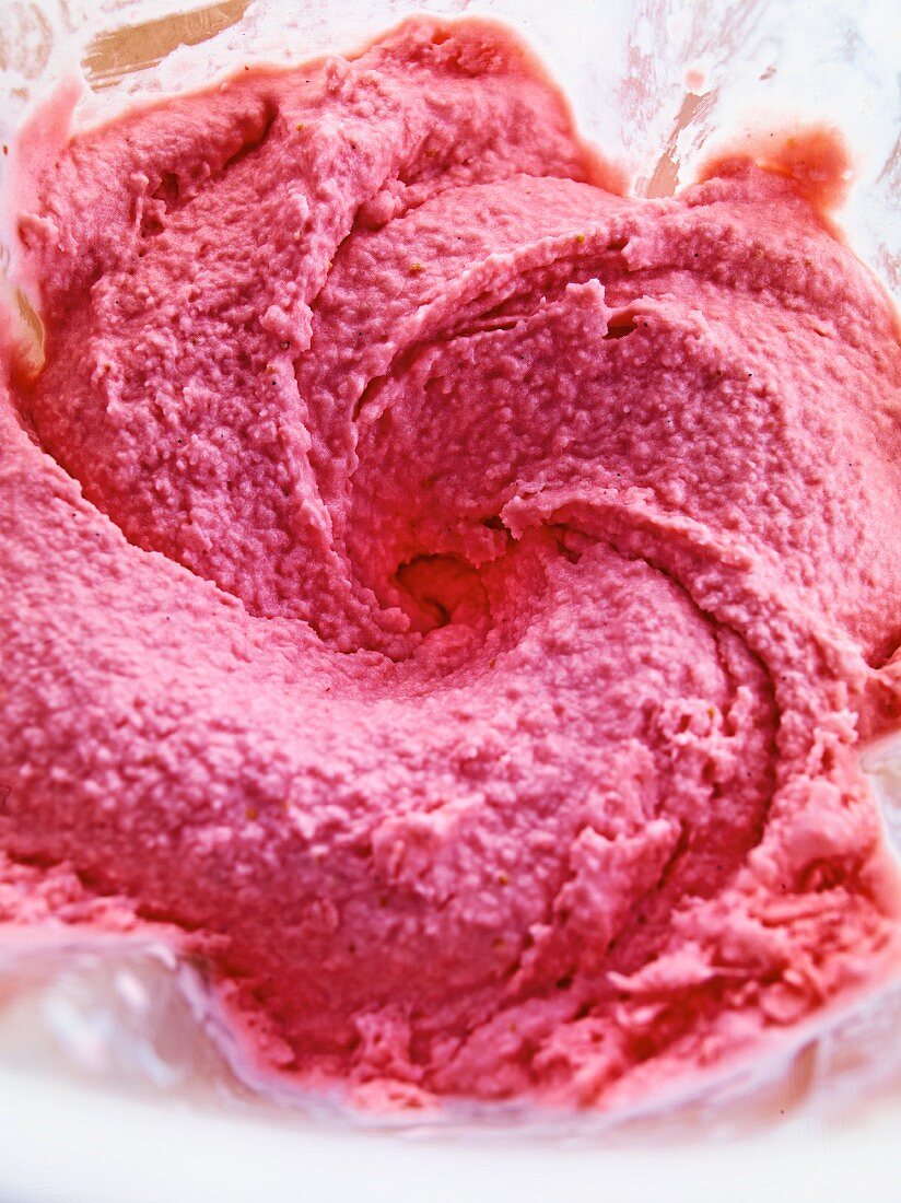 Strawberry ice cream (close-up)