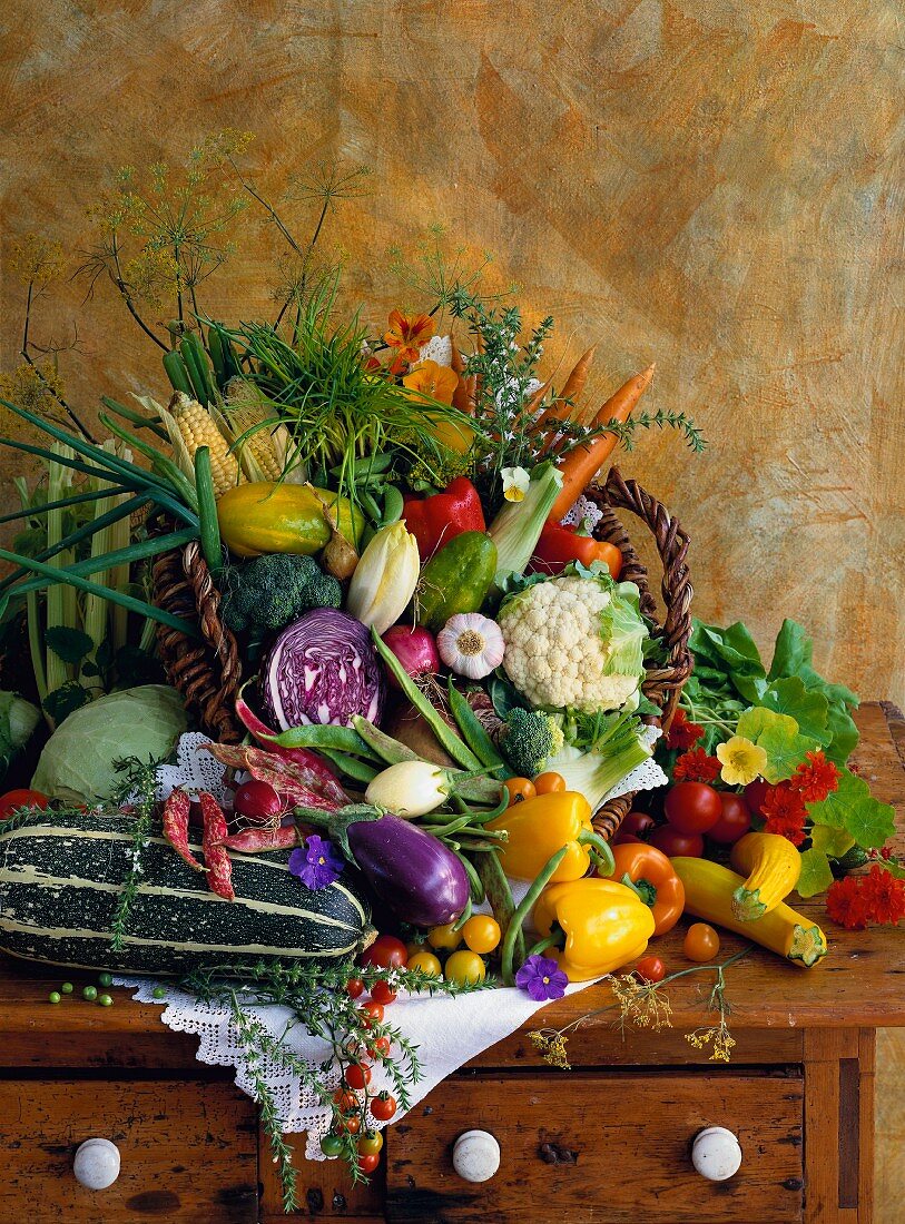 Gemüsekorb und Gemüse auf rustikalem Holztisch