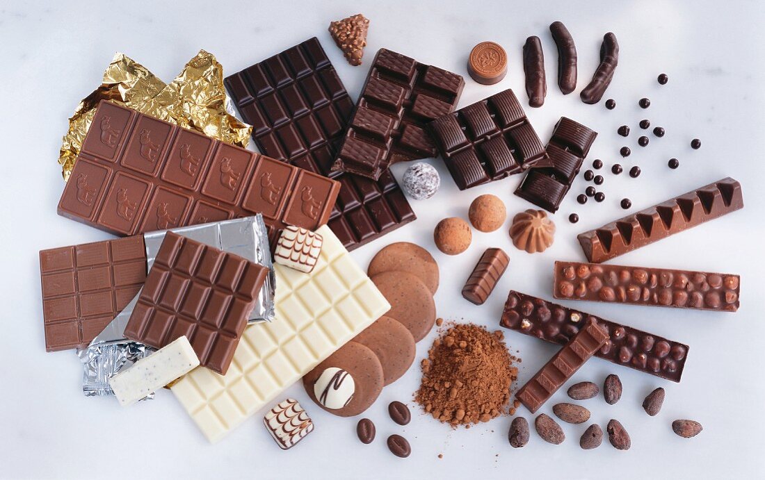 Verschiedene Schokoladensorten, Pralinen und Kakaopulver