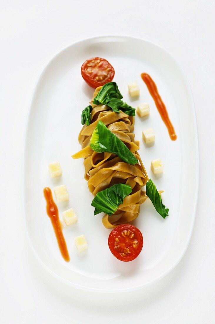 Wholemeal pasta with tomatoes and spinach