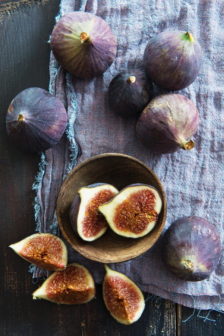 Fresh red figs, whole, halved and quartered