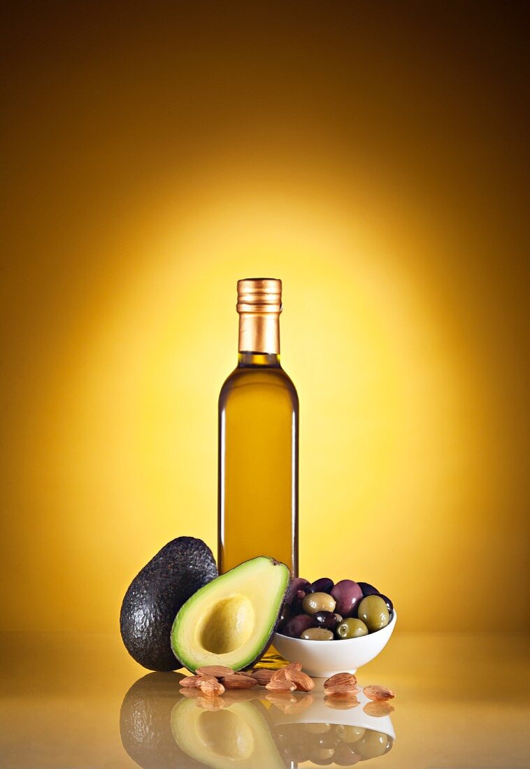 Mediterrane Zutaten; Olivenöl, Avocado, Oliven und Mandeln