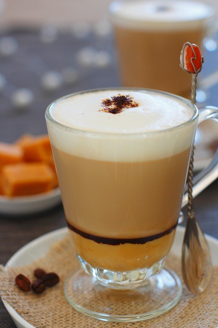 Milchkaffee mit Eierlikör