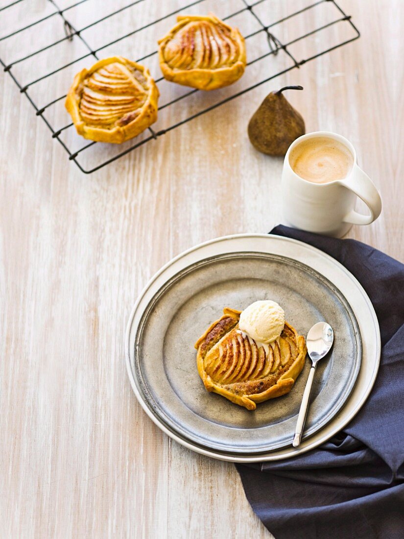 Haselnuss-Frangipane-Törtchen mit Birnen und Vanilleeis