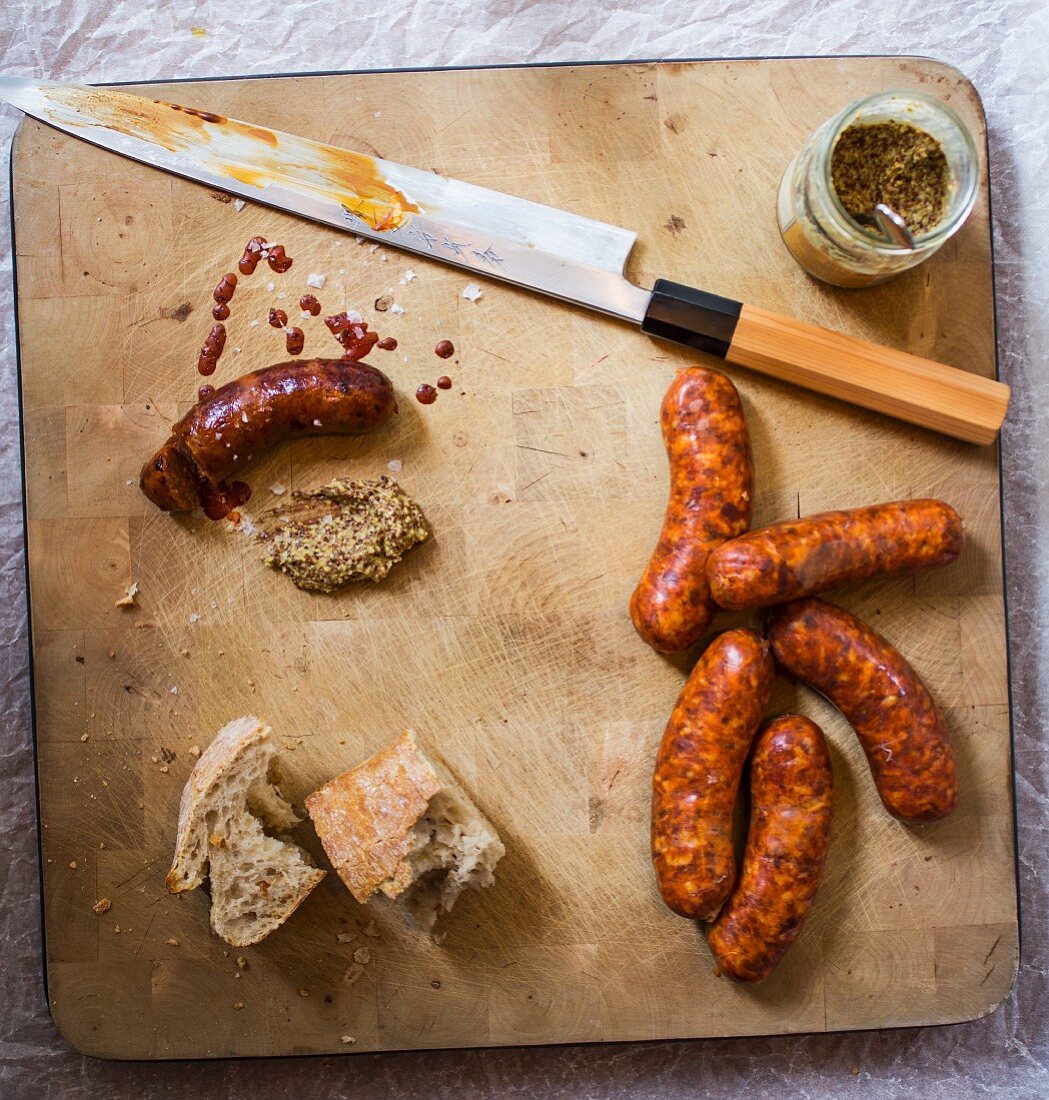 Spicy sausages with Dijon mustard and bread