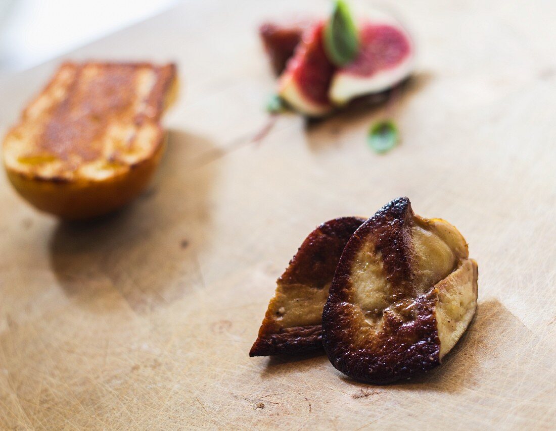 Sauteed duck liver with figs and brioche