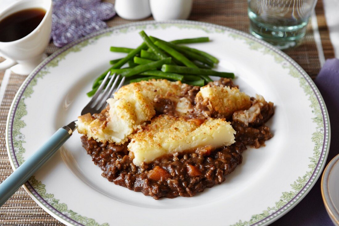 Cumberland pie with green beans (England)