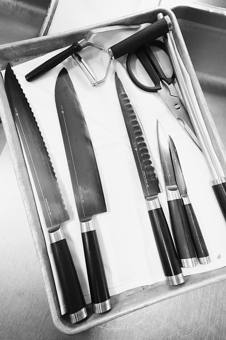 Verschiedene Messer und Küchenwerkzeuge