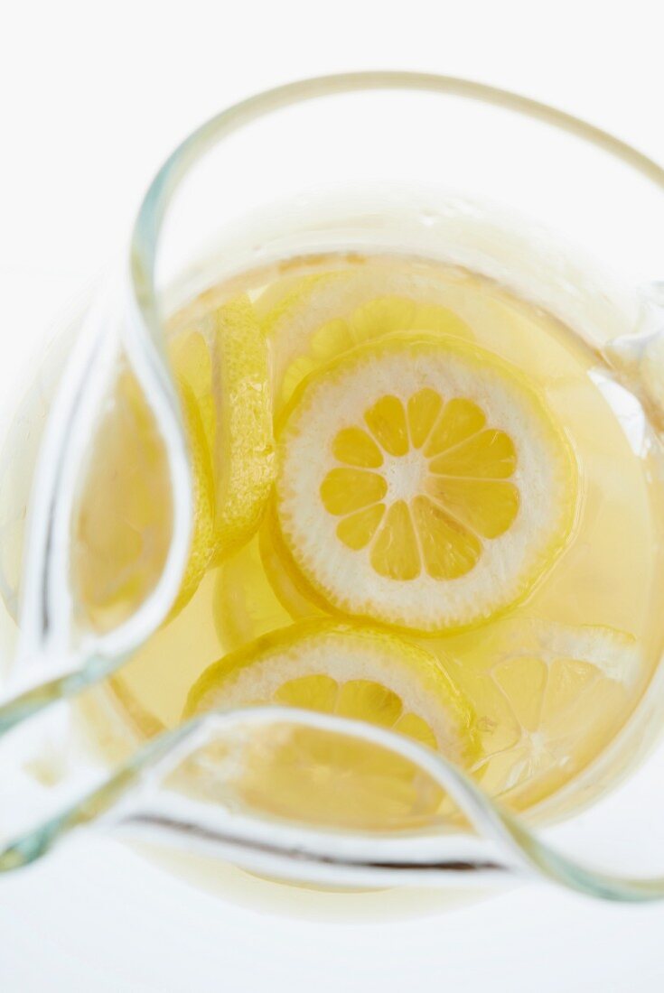 Limonade im Glaskrug mit frischen Zitronenscheiben