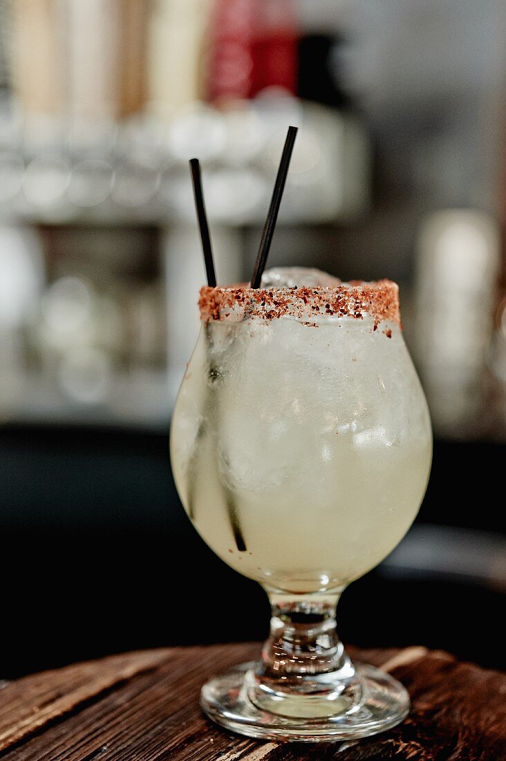 Ein Teporocho (Mezcal-Cocktail) in einer Bar