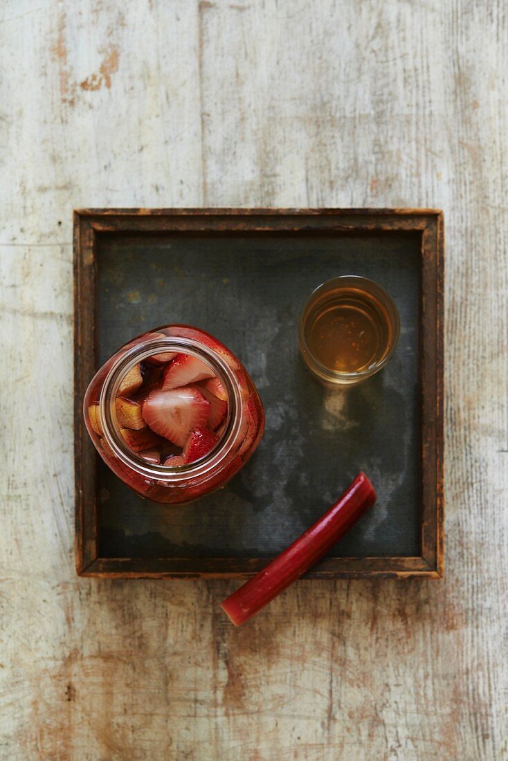 Moonshine Likör mit Erdbeeren und Rhabarber