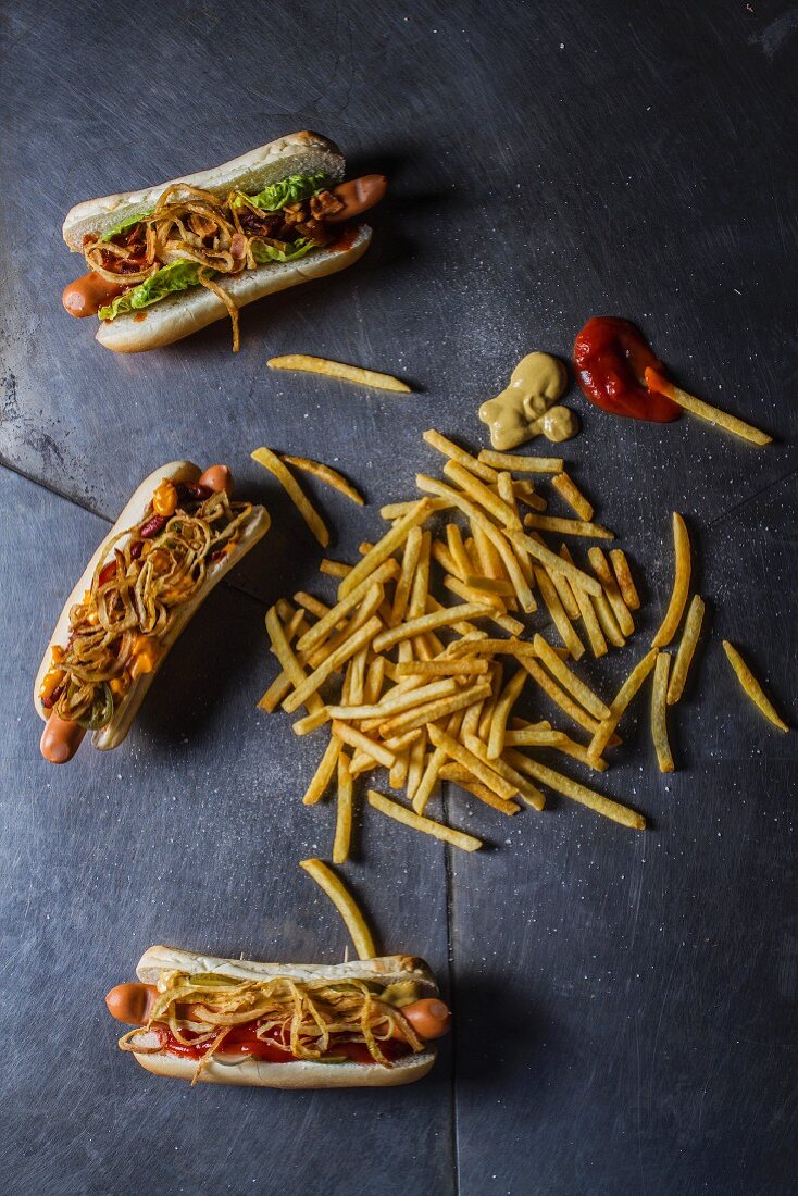 Hot Dogs und Pommes frites auf Holzboden