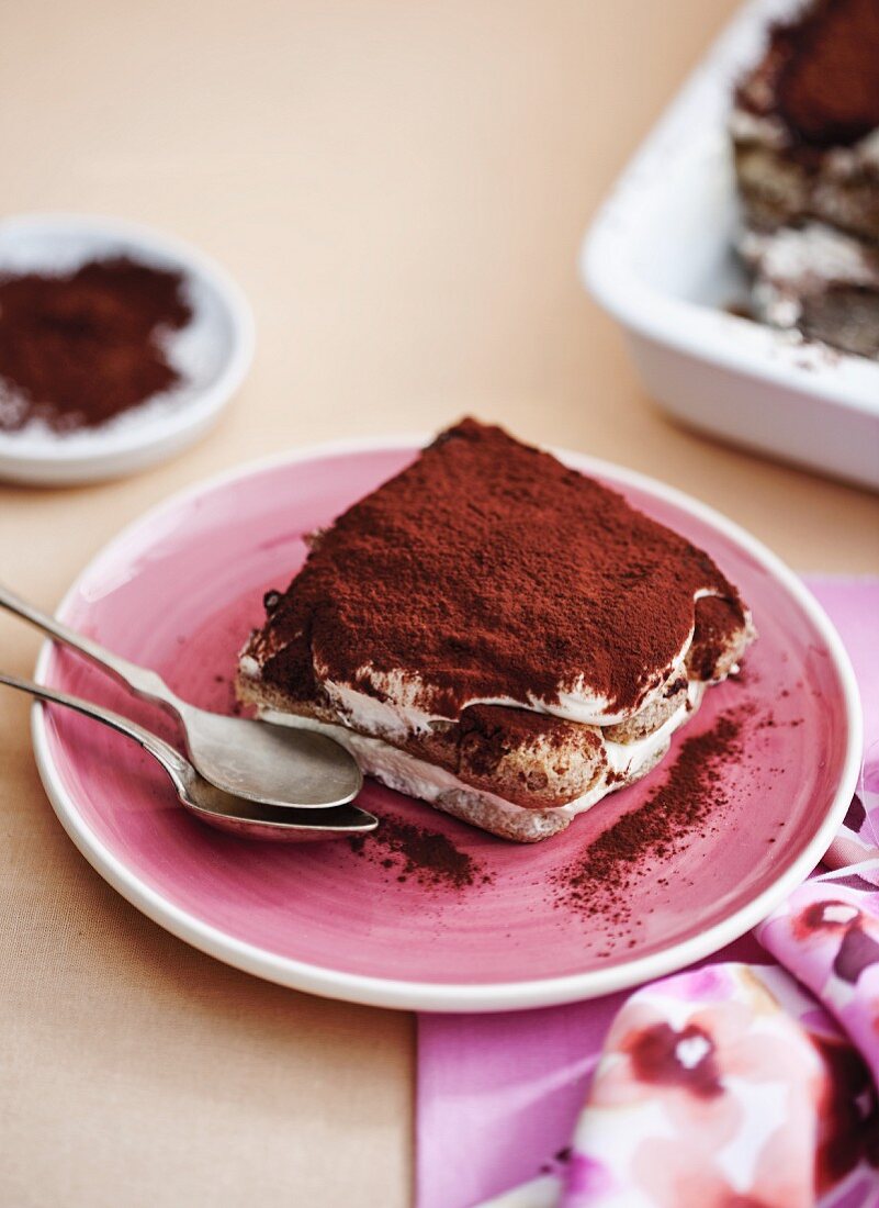 Tiramisu auf Teller mit Löffel