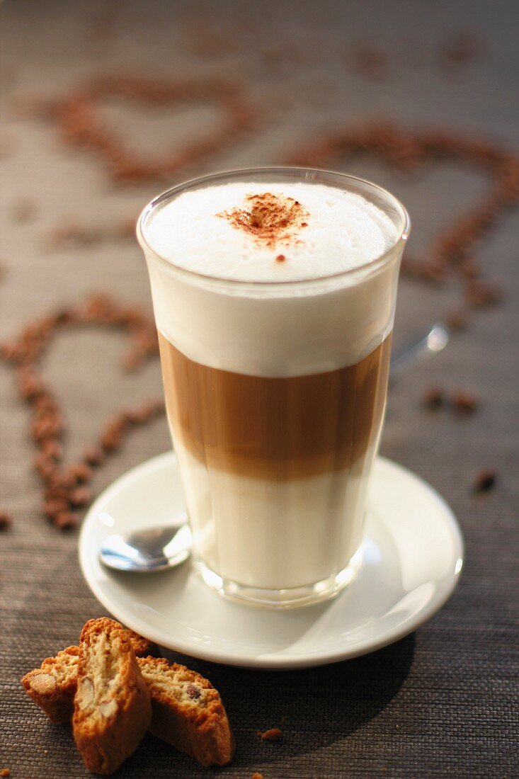 Latte macchiato with cantuccini