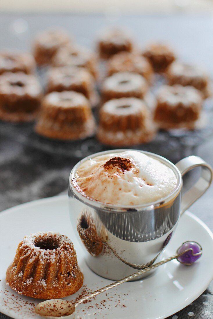 Cappuccino und Mini-Napfkuchen