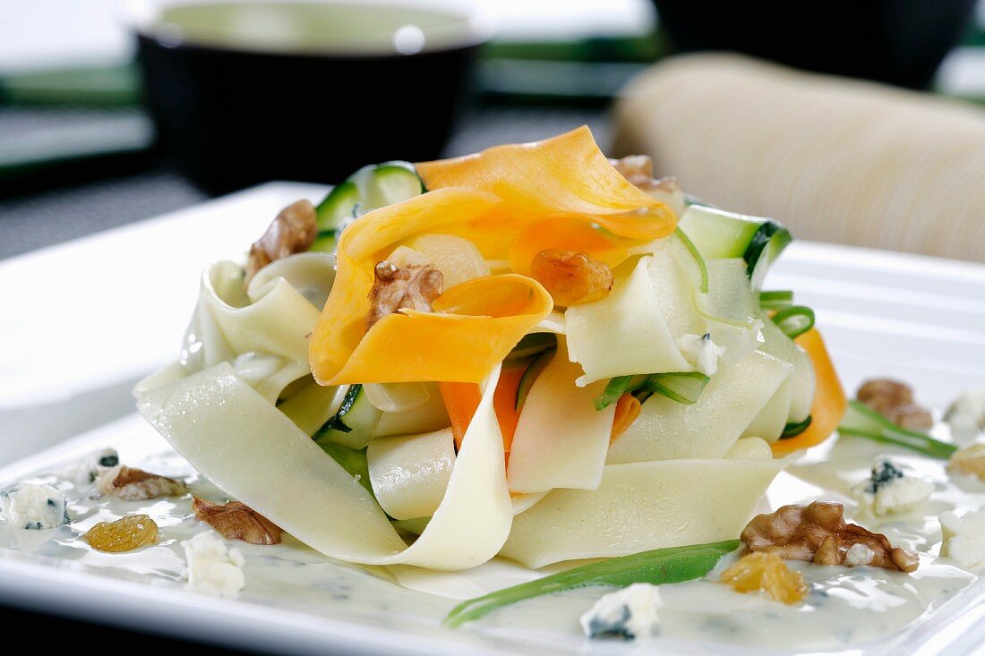 Vegetable pasta with nuts and blue cheese