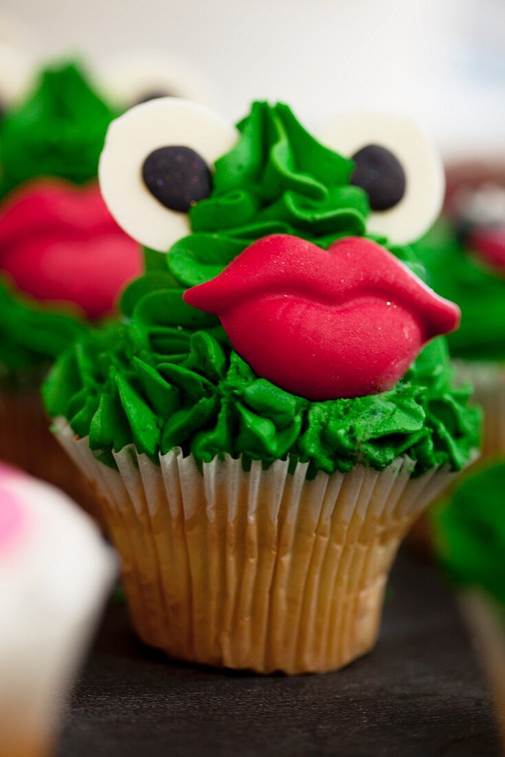 Party-Cupcake mit Froschgesicht