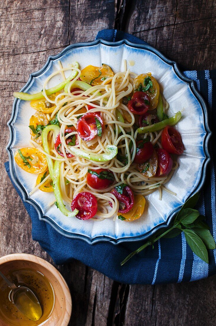 Spaghetti mit Tomaten, Basilikum und Olivenöl