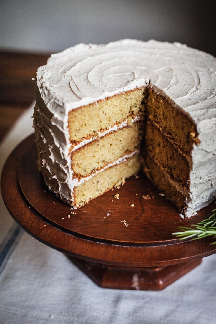 Rosmarin-Polenta-Kuchen mit Honig-Butter-Creme