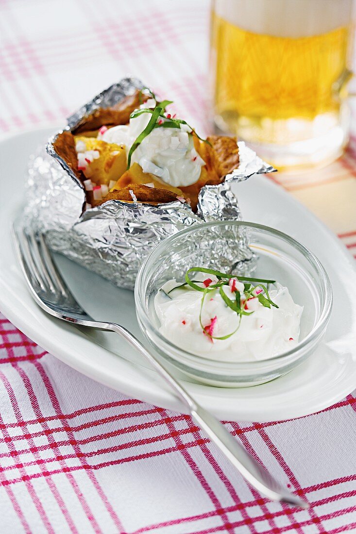 Potatoes baked in foil, with radish quark