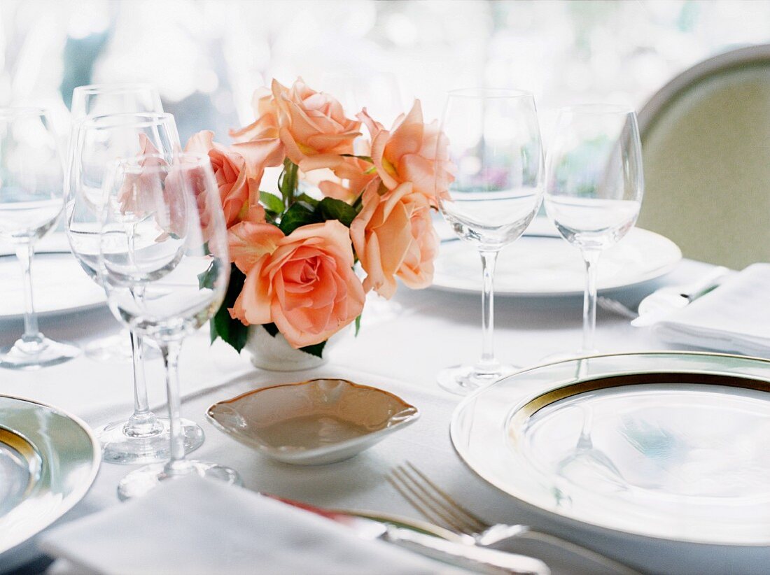 Rosenstrauss auf einem eleganten Tisch