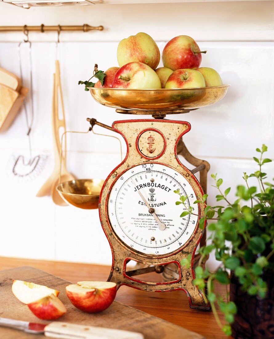 Äpfel auf einer nostalgischen Küchenwaage