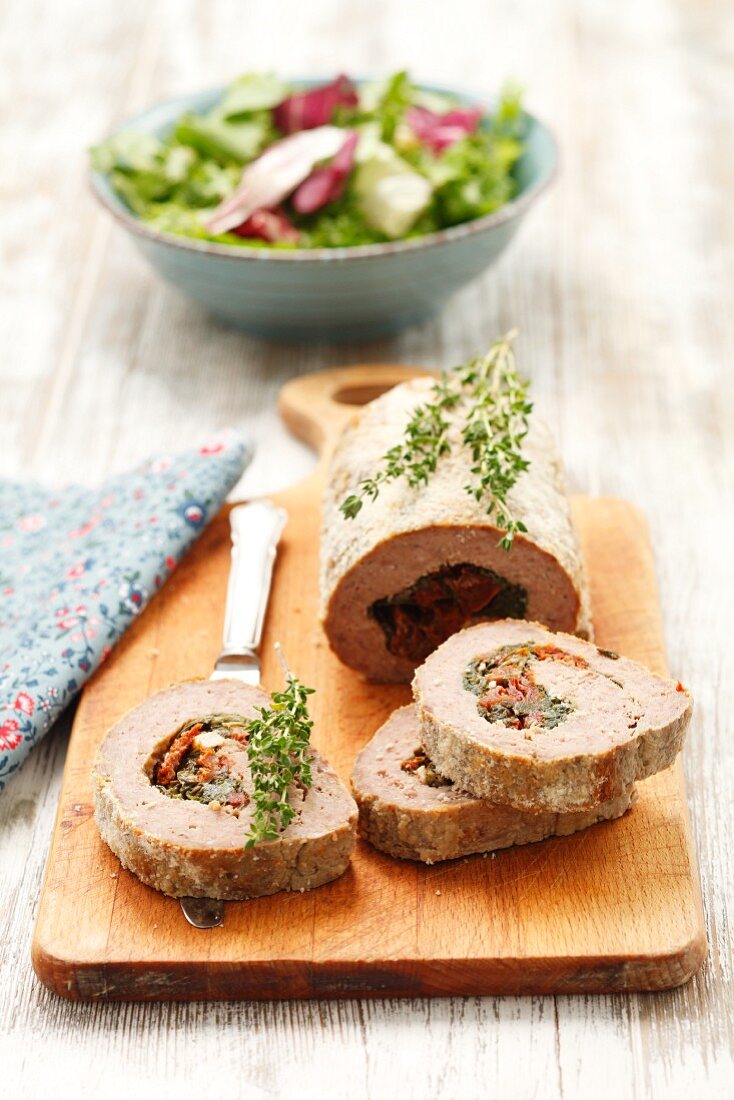 Gefüllter Hackbraten mit Spinat und getrockneten Tomaten