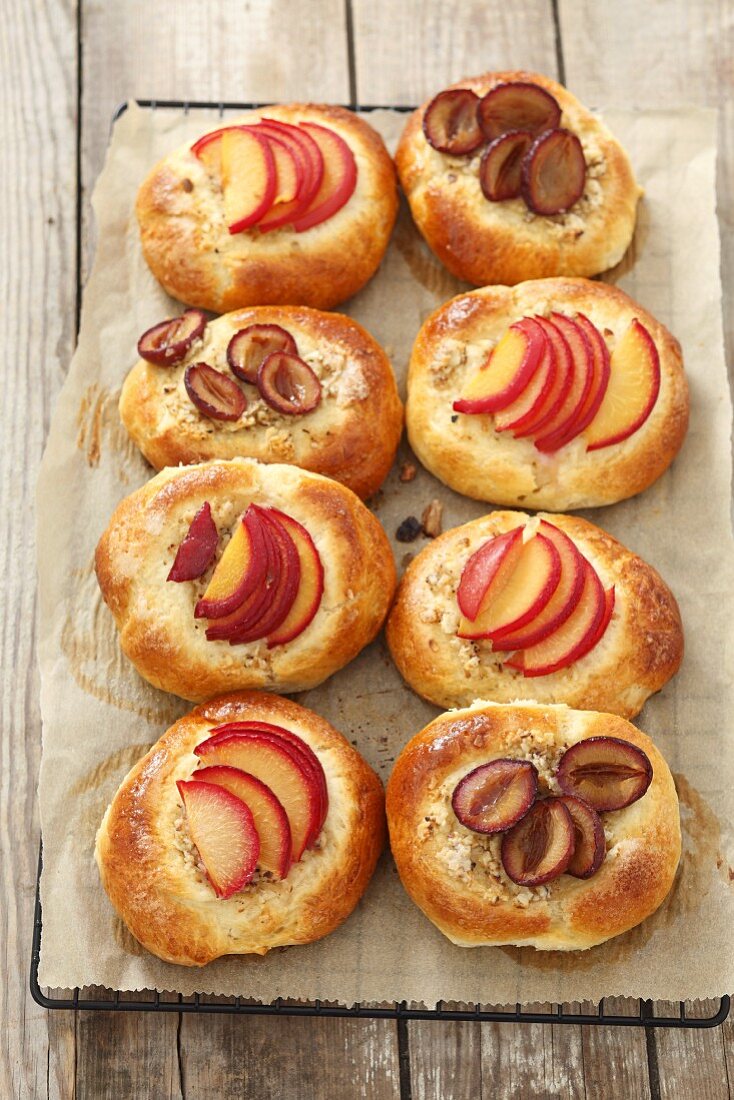 Sweet buns with plums and almonds