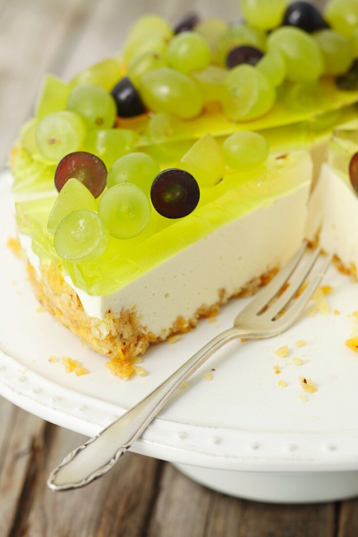 Yoghurt torte with jelly and grapes (close-up)