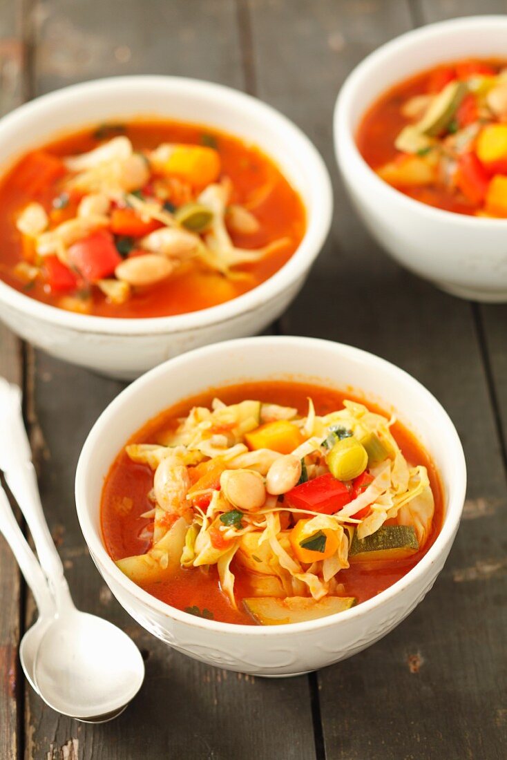 Minestrone with white cabbage, courgette, peppers and beans