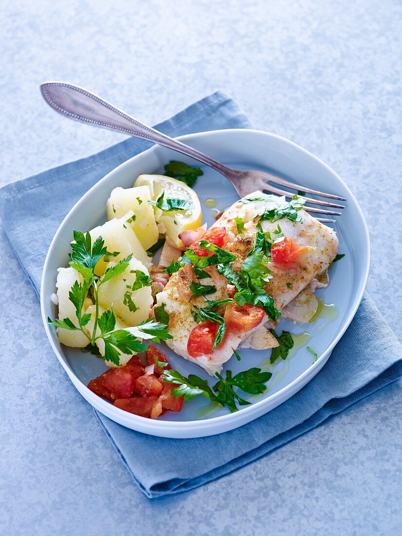 Kabeljau mit Tomaten und Petersilienkartoffeln