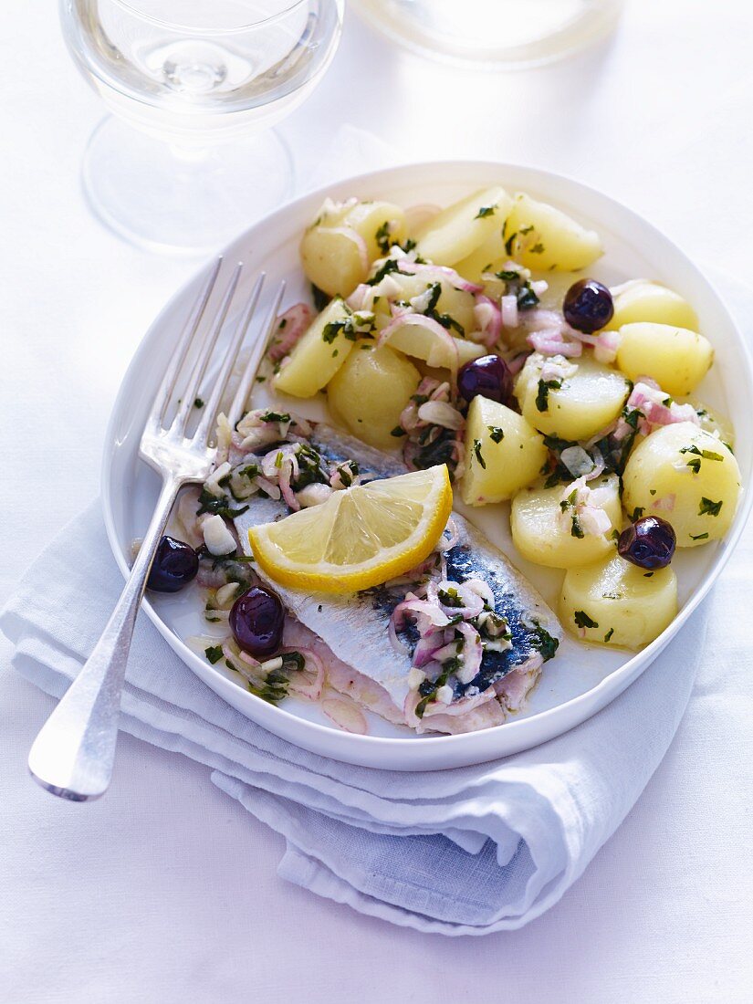 Sardinen mit Kartoffeln und Oliven