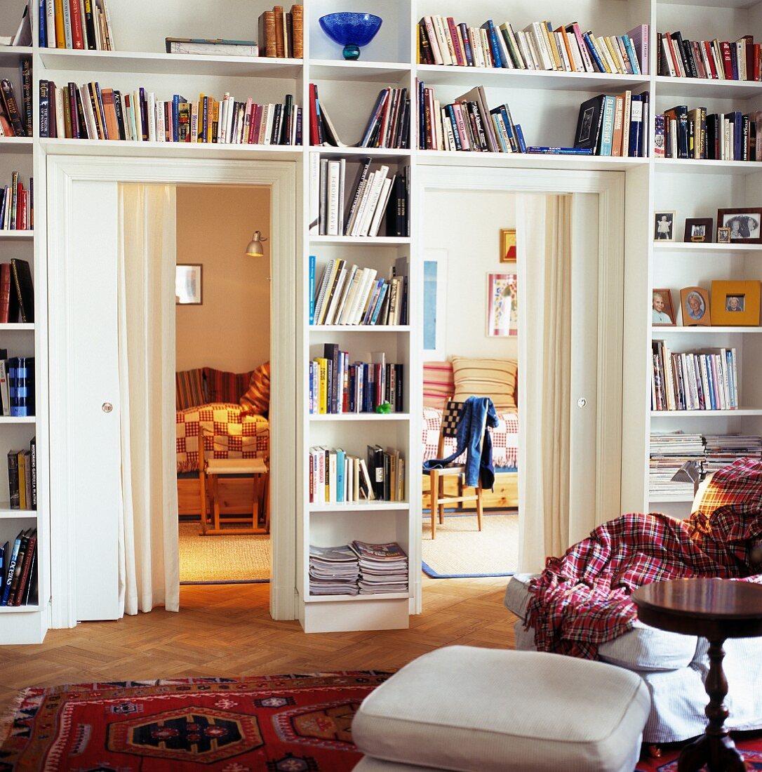 Eingebautes Bücher Wandregal mit Türen und Blick in Nebenzimmern
