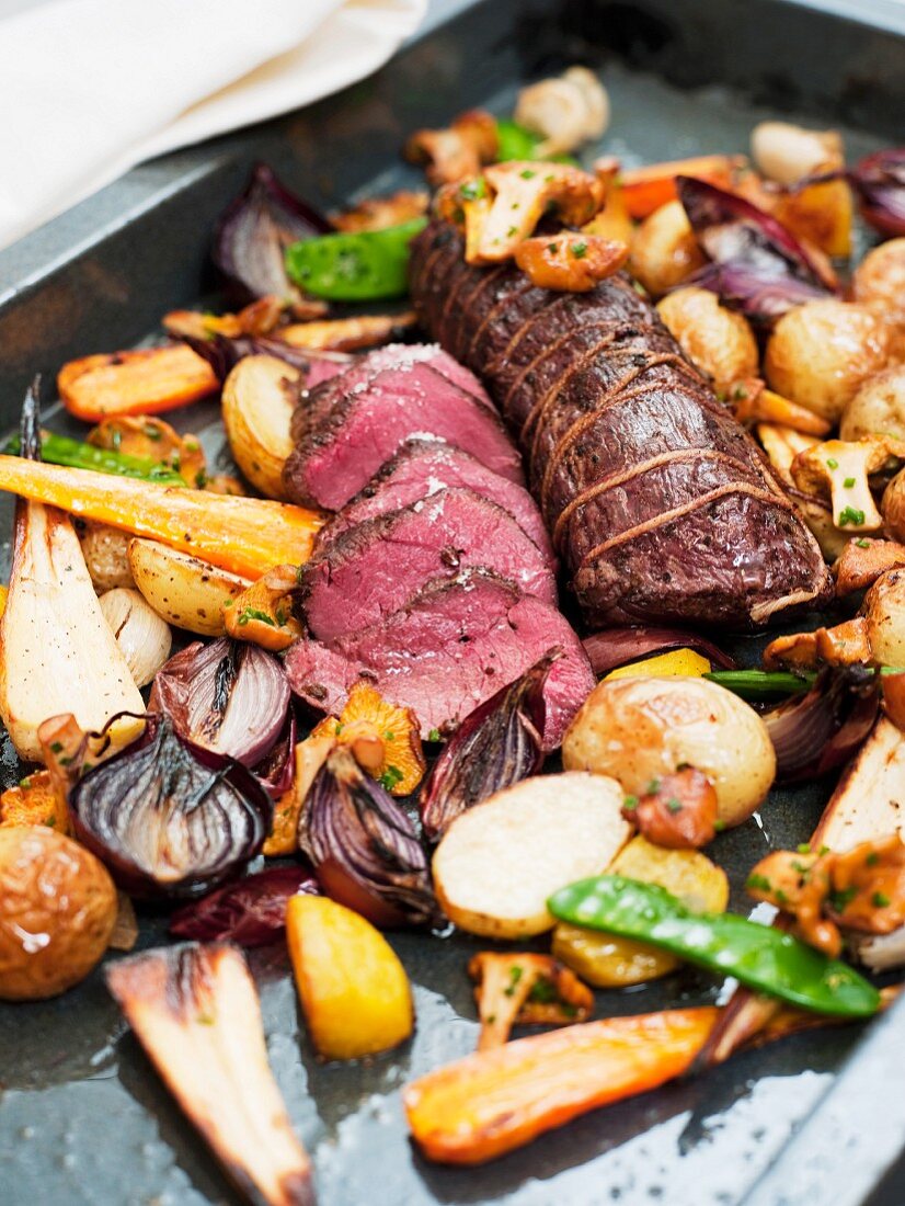 Rinderfilet mit Ofengemüse auf dem Backblech