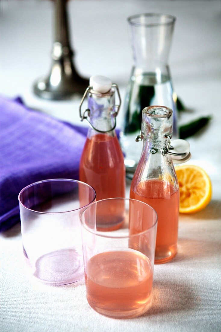 Hausgemachte Limonade in Flasche und Glas