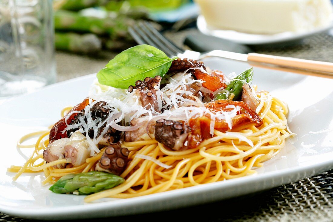 Spaghetti with tomatoes, octopus and green asparagus