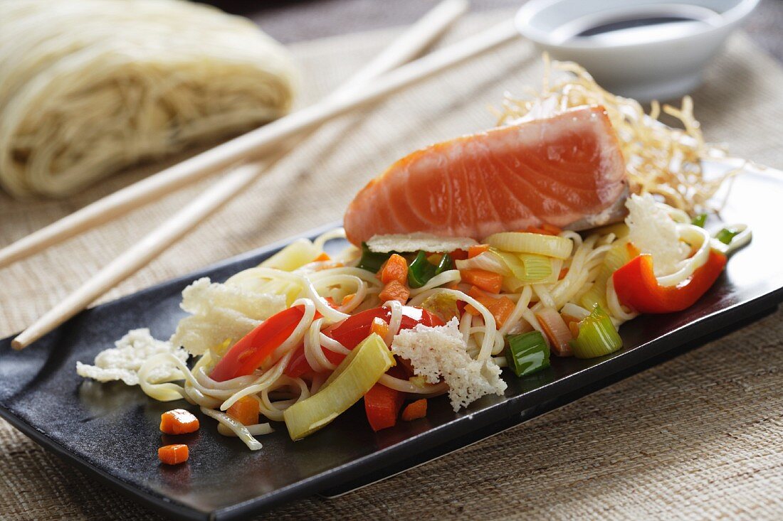Noodles with vegetables and salmon fillet (Asia)