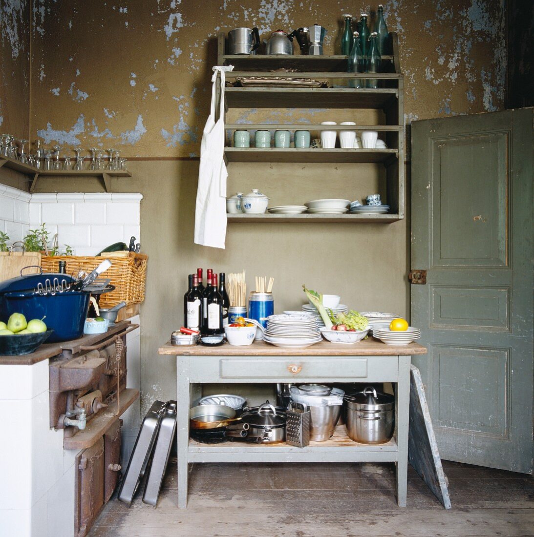 Schlichte Küche mit abblätternder Farbe an Wand