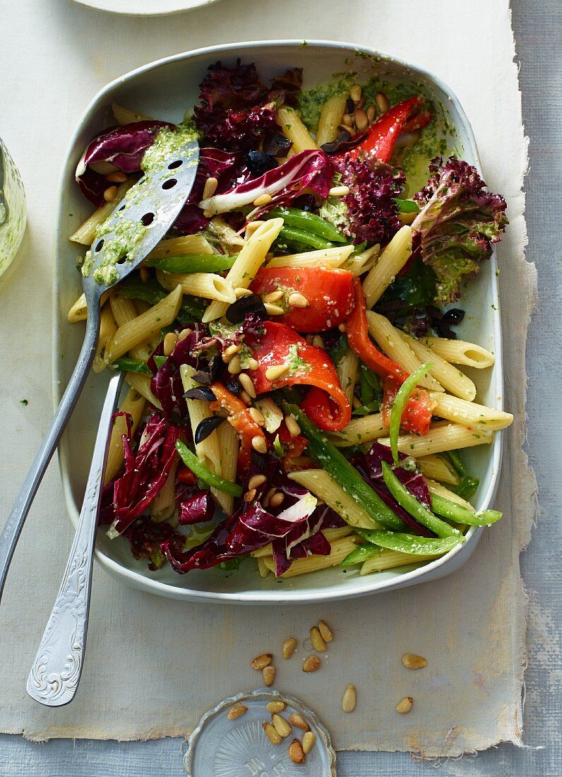 Nudelsalat mit Paprikaschoten, Sardellen, Pinienkernen und Parmesandressing