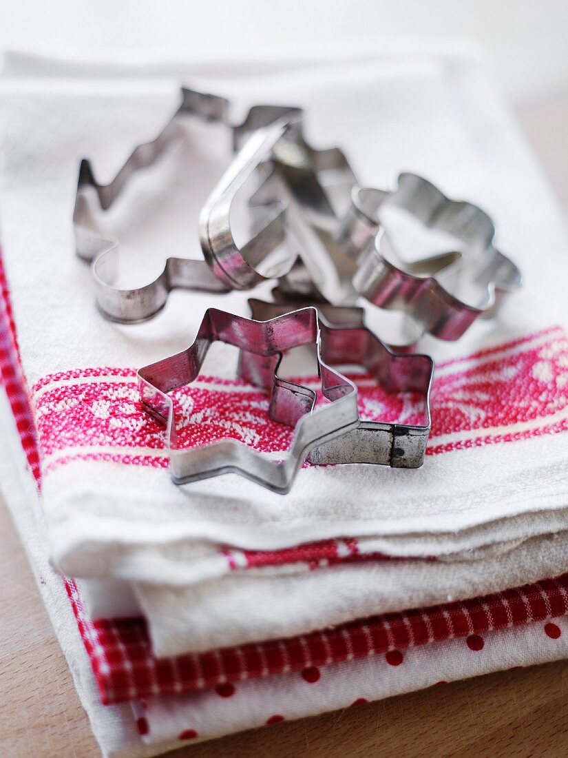 Ausstechformen für Lebkuchen auf Geschirrtuchstapel