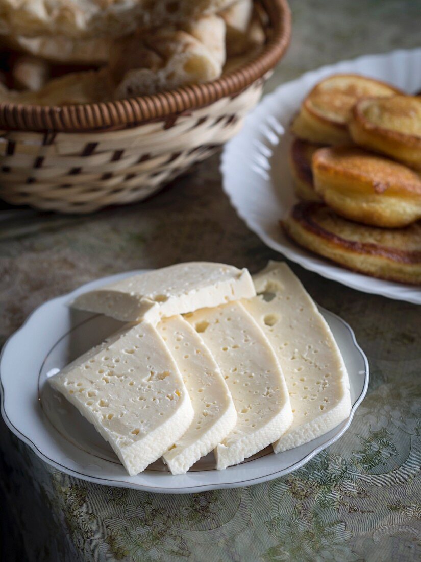 Traditioneller georgischer Käse und Pancakes