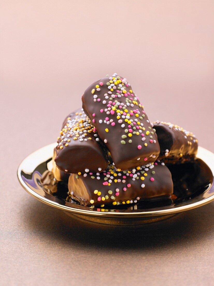 Schokoladenpralinen mit bunten Zuckerperlen