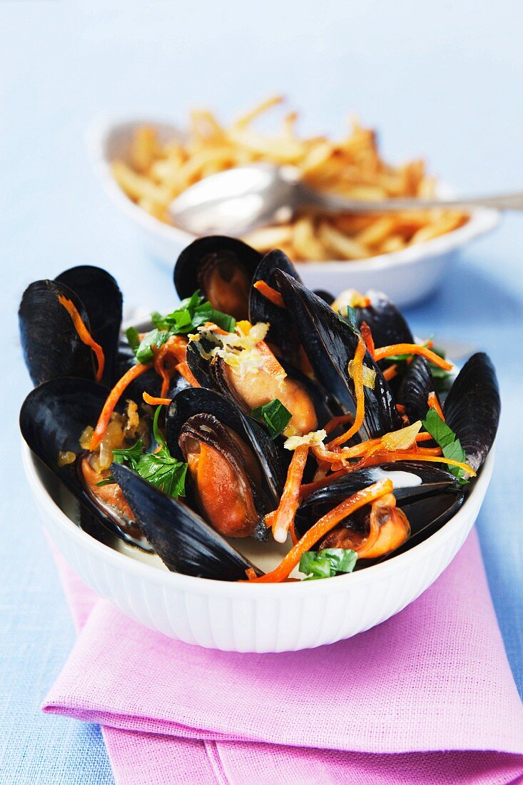 Fresh mussels with garnish