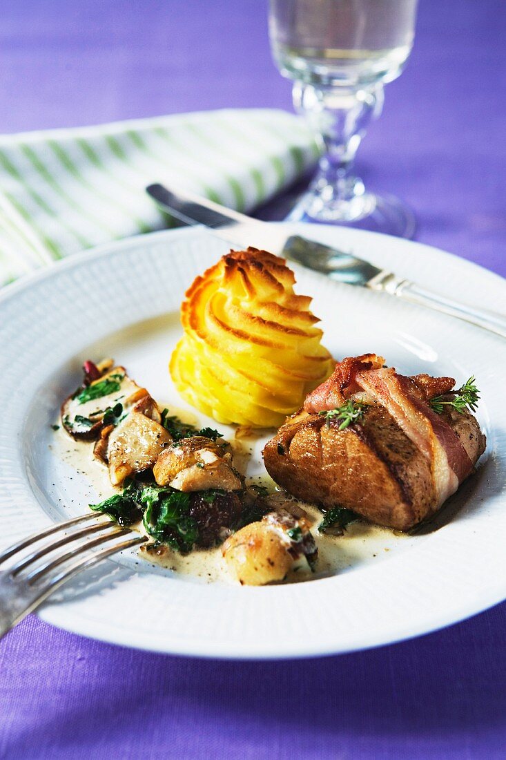 Schweinefilet im Speckmantel mit Steinpilzen und Spinat