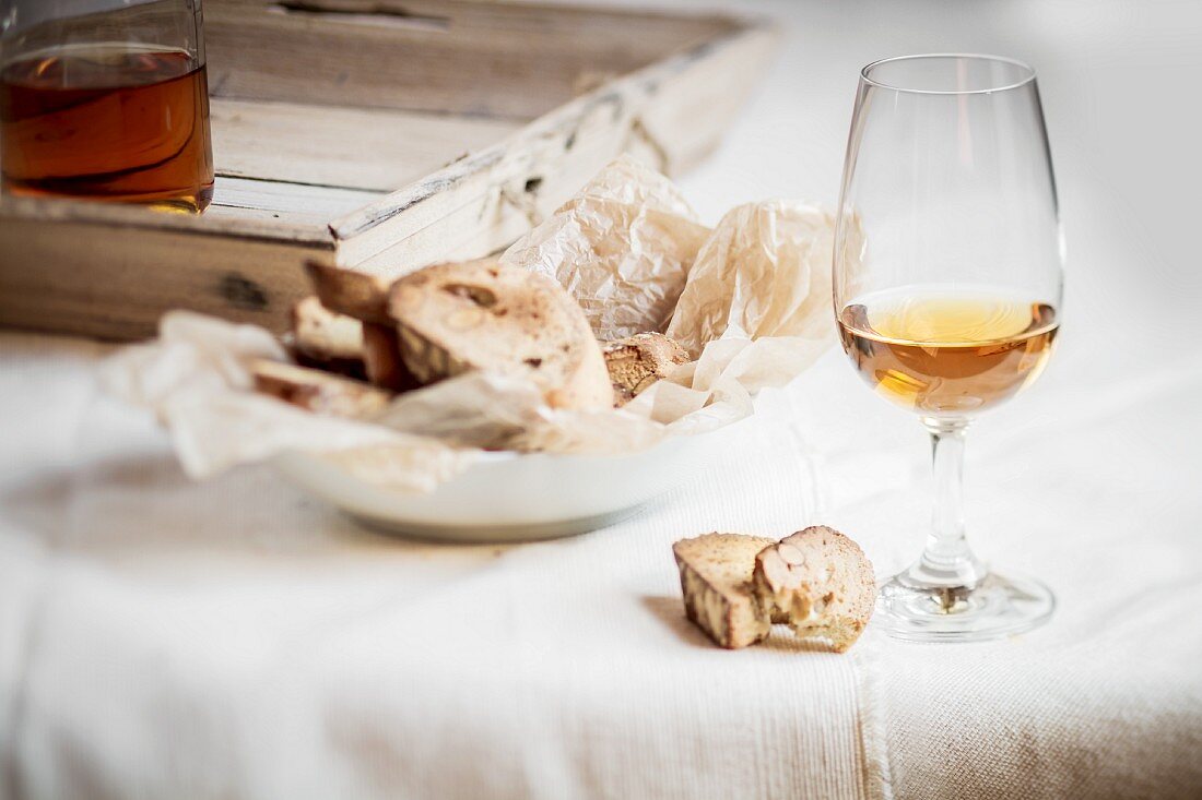 Cantucci e Vin Santo (almond biscuits with dessert wine)