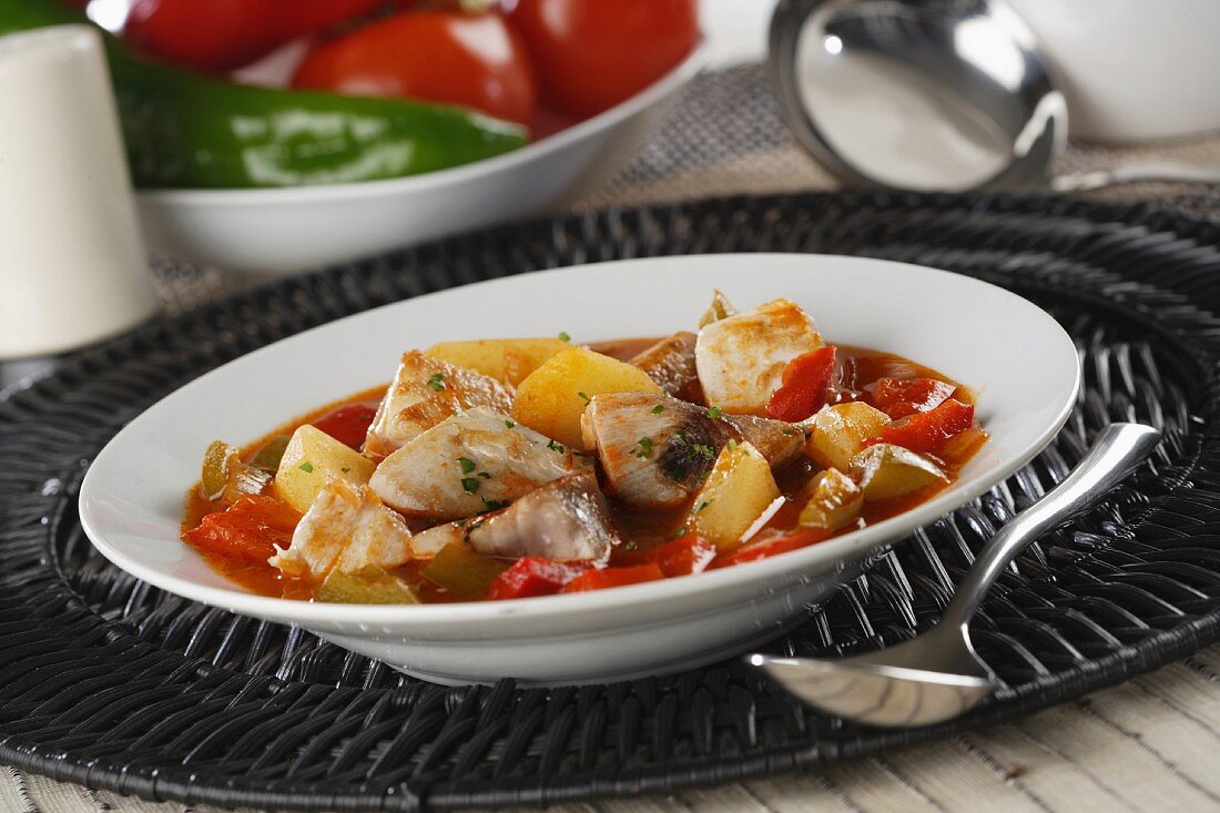 Marmitako (Fischsuppe mit Kartoffeln, Paprika & Tomaten)