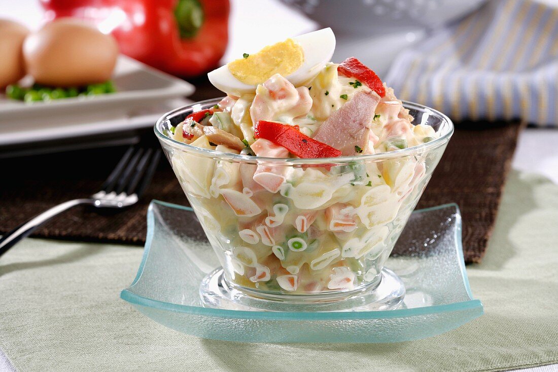 Russischer Salat mit Kartoffeln, Thunfisch, Ei, Gemüse und Mayonnaise