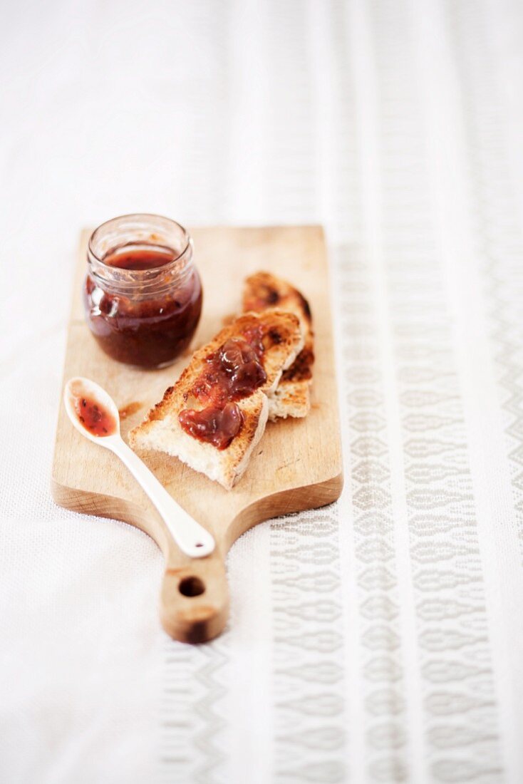 Getoastetes Brot mit Marmelade